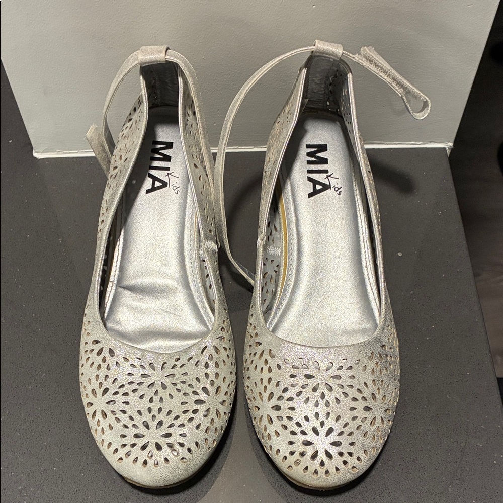 MIA Women's Metallic Silver Cutout Flats